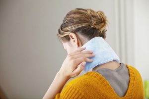 6 cách xử trí tại nhà khi bị đau cứng cổ