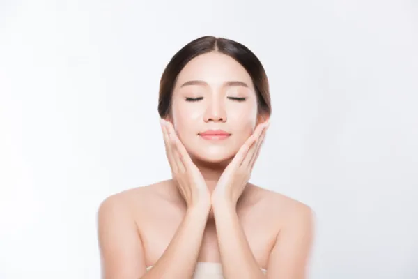 Da mặt khô nên dùng gì? Chu trình skincare hiệu quả nhất cho da khô