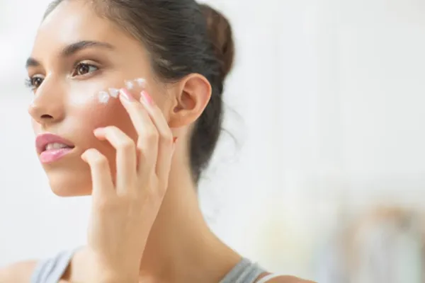 Da mặt khô nên dùng gì? Chu trình skincare hiệu quả nhất cho da khô